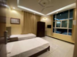 Alhamra crown hotel فندق الحمراء كراون，位于Manāwirah的酒店