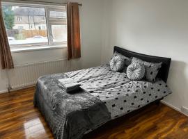 Good priced double bed in Hayes，位于Northolt的民宿