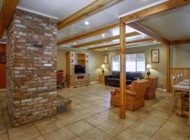 Charm Motel & Suites，位于Burney的酒店