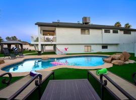 Mesa Oasis: 6 BR with Pool & Spacious Backyard，位于梅萨的酒店