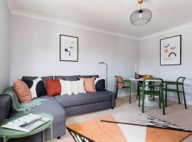 Stylish 2 Bed Flat near Station, Parking, Sleeps 6，位于Spon End的酒店