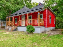 Macon Cottage with Porch - 2 Mi to Downtown!，位于梅肯的酒店