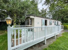 Superb Caravan With Decking At Southview Holiday Park Ref 33093s，位于斯凯格内斯的酒店