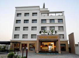 King's Kraft The Park Executive Hotel，位于贾姆讷格尔的酒店