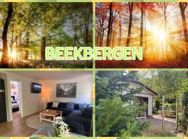 BEEKBERGEN staying in the WOODS freestanding chalet WASMACHINE ALL COUNTRY TV CHANNELS EXPATS WELCOME，位于贝克贝亨的乡村别墅
