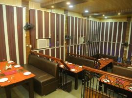 HOTEL HOLIDAY RESORT，位于Mājra的酒店