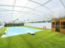 Luxury spa party home - pool hottub bar sauna，位于谢菲尔德的酒店