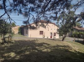 La Maison des Roses 1-Bed House in Genouille，位于Génouillé的酒店