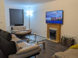 ClariTurf - 4 Bedroom Semi - Private Parking near Turf Moor, Town Centre, Transport and Motorway Links next to Canal, 3 Parks and Lake - Sky and Netflix，位于伯恩利的酒店