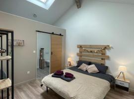 Les Iris - Chambre Chêne - petit déjeuner，位于阿瓦同的酒店