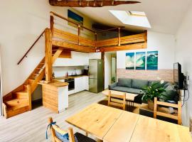 Sunny - charmant duplex avec terrasse privative，位于Tosse的酒店