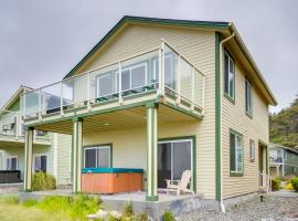 Gold Beach Retreat Private Hot Tub and Ocean Views!，位于戈尔德比奇的海滩短租房
