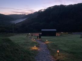 Fullabrook Farm Retreat, The Shepherdess Hut，位于West Down的露营地