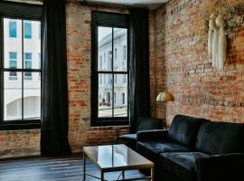 Urban Collective Boutique Hotel，位于爱德华兹维尔的酒店