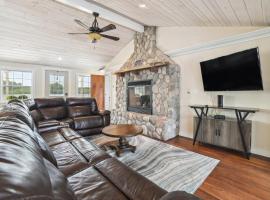 Lakefront Gladwin Vacation Rental with Deck and Dock!，位于Gladwin的酒店