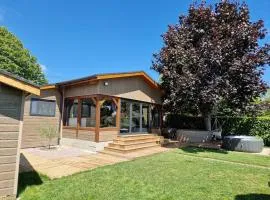 Chalet moderne au bord d'un lac