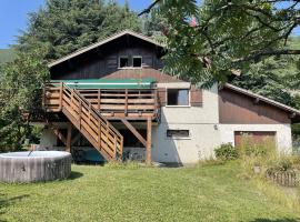 Cosy Chalet Annecy Lake for a family，位于塞夫里耶的酒店