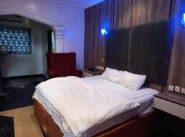 Fomzy Mega Hotel，位于Ogharefe的酒店