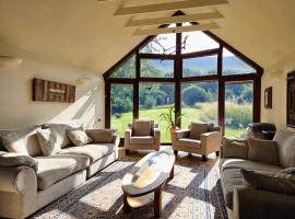 Spectacular mountainside villa in the Brecon Hills，位于Michaelchurch Escley的酒店