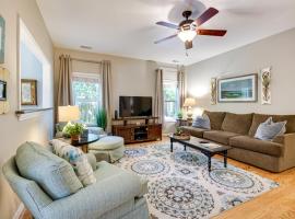 Charming Wilmington Home with Patio about 7 Mi to Beach!，位于威尔明顿的酒店