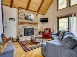 Cabin with Deck about 3 Mi to Apple Valley Lake!，位于弗农山的酒店