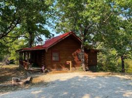 Cozy Cabin at Bear Mountain Log Cabins，位于尤里卡斯普林斯的乡村别墅