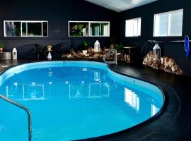 Sierra Blue Hotel & Swim Club，位于大熊湖的酒店