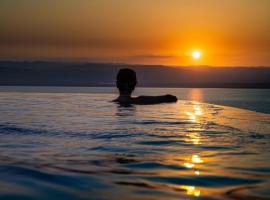 Sunset apartment in Samarah Dead Sea resort，位于索瓦马的别墅