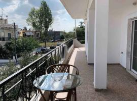 Dimitra House Entire apartment with balcony and view，位于Férai考斯莫斯泰若东正教拜占庭教堂附近的酒店