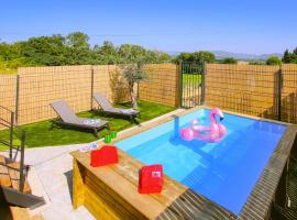Awesome Home In Montboucher Sur Jabron With Outdoor Swimming Pool, Wifi And 2 Bedrooms，位于蒙布舍叙尔雅布龙的度假短租房