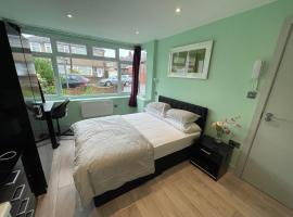 Letzi Private En-Suite, Near Heathrow Airport T3，位于海斯的酒店