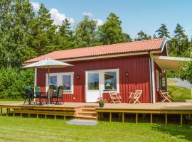 Cozy Home In Malmkping With House A Panoramic View，位于Malmköping的乡村别墅