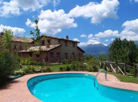 Casale con vista sui Monti Sibillini e piscina，位于Amandola的酒店