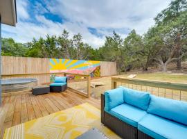 Canyon Lake Oasis Backyard and Wraparound Deck!，位于峡谷湖的酒店