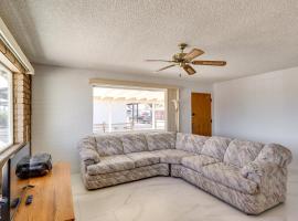 Riverfront Bullhead City Home with Mountain Views!，位于布尔海德市的酒店