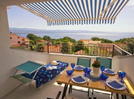 Riviera blue Apartments with seaview, private whirlpools and parking near Opatija，位于欧普里克的酒店