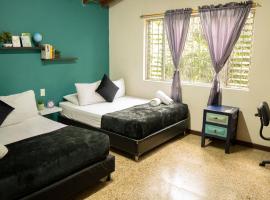 Buntes House-Casa Hotel Laureles-Estadio，位于麦德林的酒店