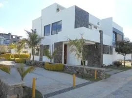 Hermosa Casa en Orilla del lago -Zona de villedos-