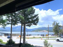 Mountain luxury on Lake Dillon, close to all the best ski resorts in Colorado!，位于狄龙的酒店