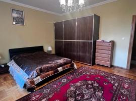 Spacious rooms in peaceful Jelgava area，位于叶尔加瓦塞纳火车站附近的酒店