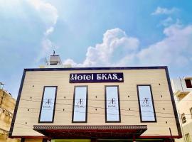 HOTEL EKAS，位于CharbaghChaudhary Charan Singh International Airport - LKO附近的酒店