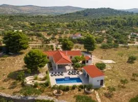 Luxury Villa Nature with heated private pool, sauna & fire pit, a short walk to the beach