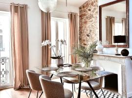 L appartement de Manon, centre historique du vieil Antibes，位于昂蒂布格拉维特海滩附近的酒店