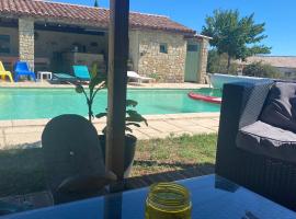 Chambre d'hôtes 2p, gestion libre, espace piscine partagé，位于Alba-la-Romaine的酒店