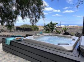 Cosy finca, sea views, jacuzzi，位于阿索马达的别墅