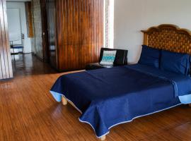 Suites Las Plazas，位于库埃纳瓦卡罗伯特布拉迪博物馆附近的酒店
