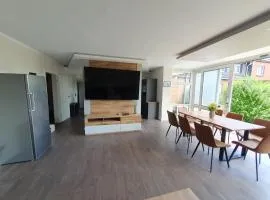Neumühler Hof Ferienwohnung "Stefan" bietet 4 Schlafzimmer und 4 Bäder , eine Große Badewanne und großer Terrasse zum Garten, kostenfreie Parkmöglichkeiten