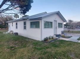 Bungalow overlooking Lake Dora!，位于塔瓦雷斯的酒店