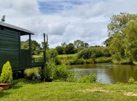 Charming tranquil Shepherds Hut with lakeside balcony 'Roach'，位于阿克菲尔德的度假短租房