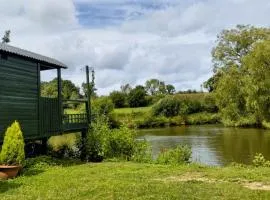 Charming tranquil Shepherds Hut with lakeside balcony 'Roach'